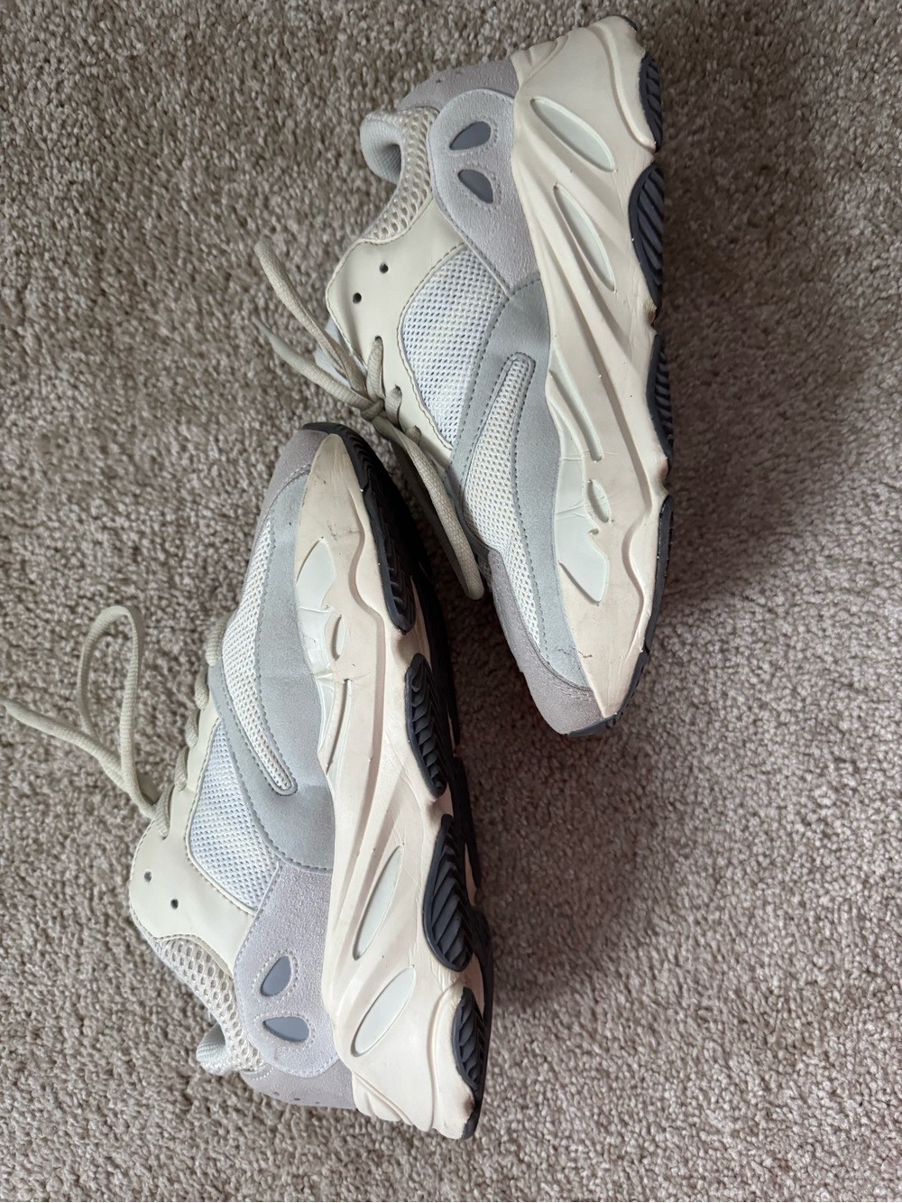 Yeezy 700 - Picture 4 of 6